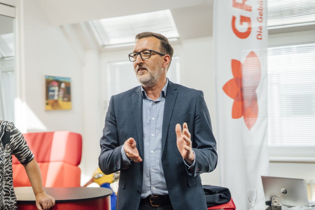 Oliver Kruppa, Geschäftsbereichsleiter für Innovation, Nachhaltigkeit und Transformation, während einer Präsentation in GRG-Umgebung